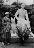 Foto taget vi Axel Ebbes konsthalls 25-årsjubileum 9/6 1960. 
Lillemor Ebbe vid statyn av Rutger McLean.