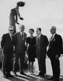 Stadsfullmäktigebesök 14/6-20/6-1964, från vänster Per-Olof Håkansson, Hans Arnlid, längst till höger Håkan Eurén.