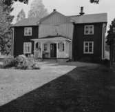 Bostadshus, två kvinnor.1 september 1959.