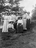 Gruppbild med kvinnor fotograferade utomhus. De bär stora hattar.  Sittande fr vänster Signe Sikén f 1898, Anna Siken född 1893. Översta raden fr vänster: Augusta Börjesson Brunared f 1888, Lydia Sikén f 1900, Ellen Sikén gift Börjesson f 1898.