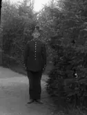 Uniformsklädd man fotograferad utomhus.