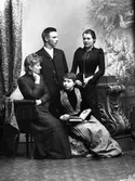 Gruppbild. Mannen i sällskapet är troligen Wilhelm Ranch. Övriga damer är Emma Lundgren (sittande till höger), Calla Sundbäck (stående) och Kjärnström (sittande till vänster).