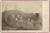 Kabinettskort - kvinna, man och fyra små barn i naturen, sannolikt Tierp