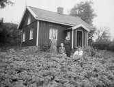 Mor Berta på Liden, i Krokstads socken, Sörbygden, fotograferad med tre yngre personer.
