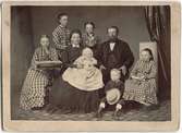 Kabinettsfotografi - kvinna och man med sex barn