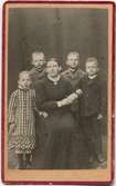 Kabinettsfotografi - kvinna med en flicka och tre pojkar