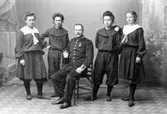 Från vänster: Lilly Adhe, Emy Nyberg, gymnastiklärare Ahlberg, Ebba Kyetenstjerna, Elsa Ahlberg. År 1904.