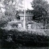 Kv. S:t Botvid. Botvids kulle belägen mellan Botvidsgatan 37 och Eriksgatan 19. Foto från gårdsplan till Eriksgatan 21 (Kahlefeldts). Bronsåldershög.