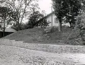 Gångrift kallad Lusthushögen. Uppförd under den yngre stenåldern, ca 3000 - 1500 f.Kr. Gånggriften undersöktes 1868 av B E Hildebrand, varvid förutom människoben påträffades 8 flintdolkar, 1 spjutspets och 4 hjärtformiga pilspetsar av flinta, 4 bennålar, 2 benprylar, 2 skifferhängen, 1 simpel skafthålsyxa, flinbitar samt 2 enkla lerkäl, allt föremål som brukades under stenålderns slutskede, hällkisttiden, ca 1600 - 1800 f.Kr.