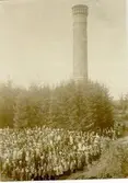 Falköpings folkskolor på utflykt till Mösseberg. Tornet uppfördes år 1902.