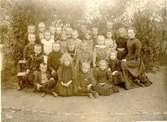 Skolkort från gamla folkskolan i Falköping 1902. Nedre raden från vänster: 1. Reinhold Kappers, 2. Arvidsson. Rad två: 1. Lage Mörk, 2. Lea Åkermark, 4. Hjalmar Krämer, 5. Ester Sunden. Rad tre: Hjalmar Karlsson.