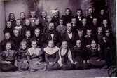 Folkskolelärare Alfred Hallenius och J.A. Fast med sina skolklasser år 1900.