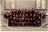 Skolläraren G.W. Lundin med skolklass. Karl Plith står som nr två från vänster i näst översta raden. Även några andra ynglingar är kända. Femte i översta raden är Johan Flod. Fjärde i samma rad Erik Jonsson, son till en handlande Alfred Jonsson, kallad 