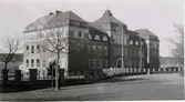 Kv. Verdandi. Läroverket på 1940-talet. Tillbyggt t.v. i bild.
