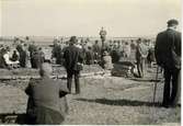 Från Västsvenska Hembygdskonferensen i Falköping 25 Augusti 1935. Tandläkare Einar Magnusson talar vid Agnestads Rundkyrkoruin.