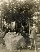 Från den stora fältmanövern 1912. Falköpingsbor på rast i Hällestadskogen. Mannen längst t.h. Bruno Larsson /Spritbolaget/.