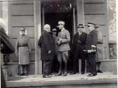 Från fälttjänstövningarna 1931. Kronprinsen och General Boustedt, borgm. S. Koch, statsminister G. Ekman, landshövd. A. Ekman på hotellets trappa. (Skövde?)