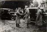 Från fälttjänstövningarna vid Falköping 1931. Kronprinsen hälsar på en annan officer.