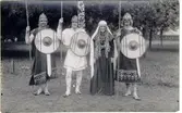 Kulturhistoriska festtåget och Festspelet i Falköping den 5 augusti 1934. En järnåldersgrupp med diktens Frithiof och Ingeborg samt Björn och en annan kämpe. Dräkterna är vikingatidens. Hjälmarna, som bärs av Frithiof och Björn, är kopior av Vendelhjälmarna, som är några århundraden äldre.