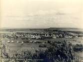 Utsikter från Mösseberg. Foto efter 1911, då Läroverket, som syns i mitten av bilden, byggdes. Till vänster därom lång byggnad med många fönster är Wahls snickerifabrik. Till vänster ett torn, vilket tillhör Johanniskyrkan, ovanför detta ligger Fredriksberg med Österbergs lada. Mellan järnvägen och Mösseberg har bebyggelsen ännu ej kommit igång.