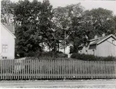 S:t Olofs kyrka och kyrkogården från Landbogatan. Bostadshusen finns inte kvar.