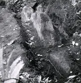 Södra bogårdsmuren på gamla kyrkogården. Foton tagna från öster och från väster.