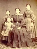 Fru Fagergren med döttrarna Mathilda och Emma och ?.