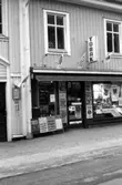 Tobaksaffären Torget Storgatan 1994, strax före nedläggningen. Exteriör mot Storgatan.