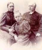 Kyrkoherde Anders Adolf Fischer med fru och dotter.