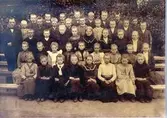 Folkskollärare A. Glansén med skolklass, Göteve.