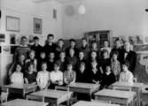 Almby Östra skola, klassrumsinteriör, 28 skolbarn med lärare Erik Österling.
Klass 8Bf, sal 1.