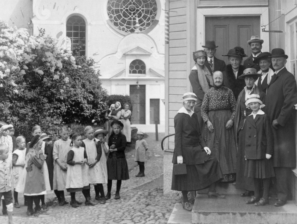Calla Helena Sundbeck, Polkagrisbagaren Amalia Erikson har besök av prins Carl, prinsessan Ingeborg och deras döttrar Margaretha, Märtha och Astrid.
