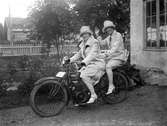 Greta och Svea på motorcykel.