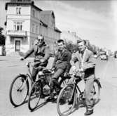 Tre cyklande pojkar vid Cittran på Vättergatan i Huskvarna i slutet av 1950-talet . Namnet på pojkarna är Jonny Carlsson, Lars Pihlkvist och Kenneth Johansson.