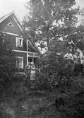 John och Ester tillsamman vid Villa Björkudden som ligger vid sjön Bunn utanför Gränna. John trivs med stillheten och lugnet i den nästan orörda naturen och de köper huset år 1914.