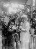 John och Ester tillsamman på Villa Björkuddens veranda, som ligger vid sjön Bunn utanför Gränna. John trivs med stillheten och lugnet i den nästan orörda naturen och de köper huset år 1914.
