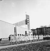 Konfirmander utanför Österängskyrkan i Jönköping 28 april.