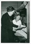 Alma Jacobson och eleven Ulla Linder, Johanna Brunssons vävskola.