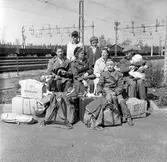 Finnar som flyttar tillbaka till Finland, familjegrupp på järnvägsstationen.