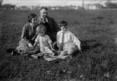 Paret Johnsson med sina båda söner sittande på en äng, Johnsson privata bilder
	Metallutfällning.