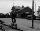 Östra Grevie station, SJ anställd på dressin, ”1919 E” på asken
	Metallutfällning.