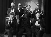 Sju män med spritflaskor, cigarrer (och motböcker?), 1918
	Metallutfällning.