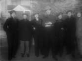Revybild, en man & ett antal flickor utklädda till män, ”vy 1920 A” på asken
	Metallutfällning.