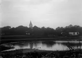 Bild med ankdamm, två gårdar och en kyrka, ”utetagning 1919D” på asken
	Metallutfällning.