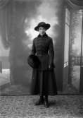 Ateljébild kvinna med hatt och muff, ”1919K” på asken
	Metallutfällning.