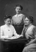 Anna, Lotten och Greta Blomström.