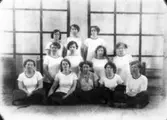 Gymnastikgrupp med bl.a. Valborg och Hildur Sundberg.