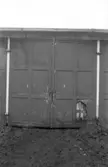 Förrådsbyggnad riven 8/11 1996. Dörr.