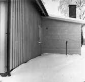 Kättilstorp 8 Januari 1968 före VA-arbeten. Salins husvägg.