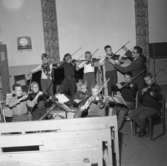 Här undervisar kantor Robertsson i fiol och sång.